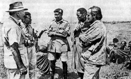 Автор (справа) с объездчиками заповедника Нгоронгоро и африканцами из племени масаев